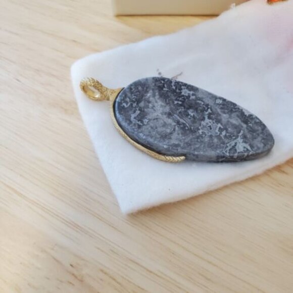 India Hicks Snake & Stone Charm, Grey Stone NIB Retired Item NEW - Picture 3 of 4